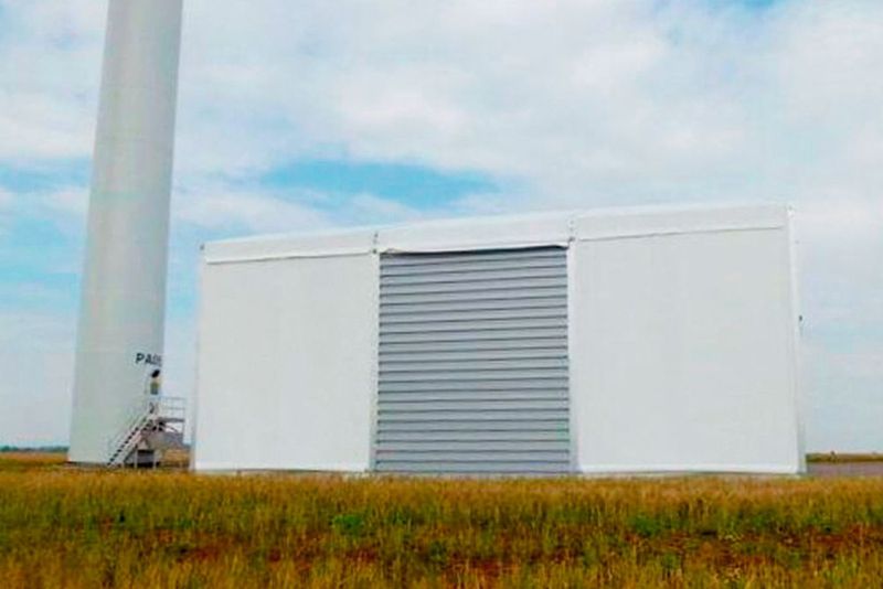 Leicht und mobil, aber dennoch stabil: Die Leichtbauhalle wird im Windpark aufgebaut, wodurch die Wartungsarbeiten direkt vor Ort erfolgen können. Sobald die Halle an anderer Stelle benötigt wird, ist sie genauso schnell wieder abgebaut und transportbereit. (Herchenbach)