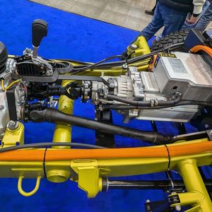 Anstelle des Schaltgetriebes sitzt der Elektromotor plus ein Reduziergetriebe. Von diesem weg geht eine leicht gekürzte Gelenkwelle zum serienmäßigen Verteilergetriebe. Der Automatikwählhebel dient lediglich zum Einlegen einer Parksperre.(Bild:  Dominsky – VCG)