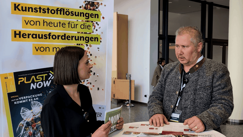 PlastXnow-Redakteurin Melanie Ehrhardt im Gespräch mit Andreas Eder während des Biopolymer Kongress 2026 in Halle (Saale).(Bild:  PXN)