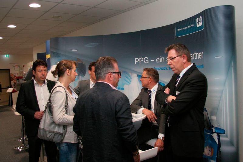 Auch wenn es die Kleidung von Standpersonal und Besuchern eher nicht dokumentiert – bei PPG geht es hauptsächlich um Farben. (Klasing)