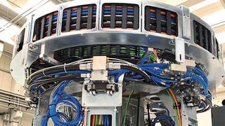 Acht Energieketten sorgen bei diesem Gildemeister-Mehrspindelautomaten für die sichere Leitungsführung. (Igus)