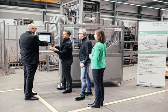 Die Laborgießmaschine wurde Andreas Bertram (Geschäftsführer bei ZDS) von Daniel Szott (Applikationsingenieur bei Makat), Konrad Schütte (Geschäftsführer bei Makat) und Dr. Sandra Link (Produktmanagerin bei Makat) vorgestellt.(Bild:  Makat)