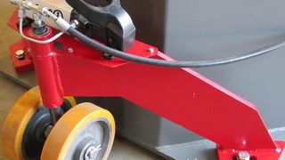 Per Hydraulikpumpe kann der Wanderkran von Kaltenbach jetzt angehoben und leicht verfahren werden.  (Bild: Kaltenbach)