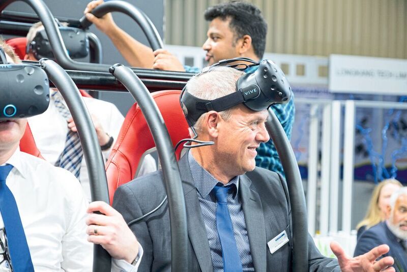 In installierten Achterbahnsitzen und ausgestattet mit VR-Brillen erleben Fahrgäste auf dem schaukelnden Achterbahnsimulator ein fast reales Fahrerlebnis. (Kollmorgen)
