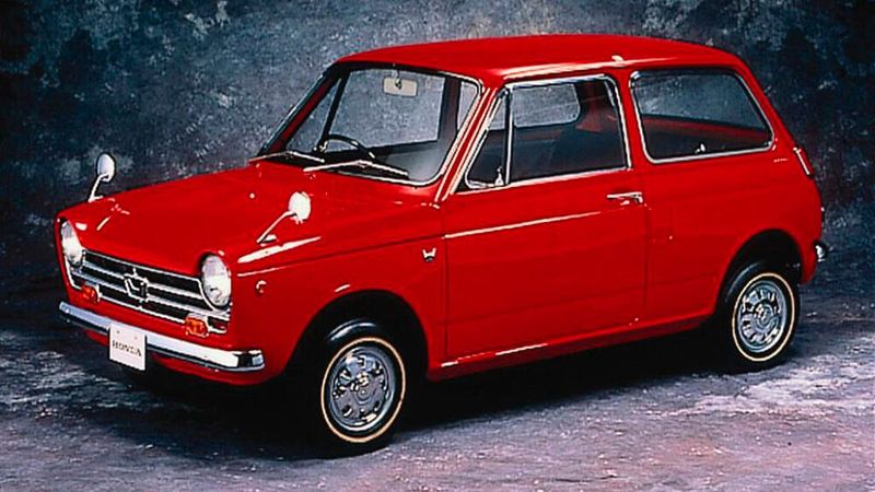 Den N360 baute Honda von 1966 bis 1969 und exportierte rund 1.000 Stück von 1968 bis 1969 nach Deutschland. Die frontgetriebene zweitürige Limousine hatte einen fahrtwindgekühlten Zweizylindermotor mit 354 cm³ und leistete 27 PS (20 kW) bei 8.000 U/min. (Bild: Honda)