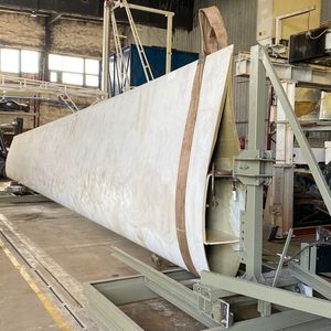 Um den ausgedienten Rotoren von Windkraftanlagen ein neues „Leben“ zu geben, müssen die sperrigen Verbundwerkstoff-Kompoenten zunächst mechanisch zerkleinert werden. Das macht man etwa bei Wings for Living.(Bild:  Wings for Living)