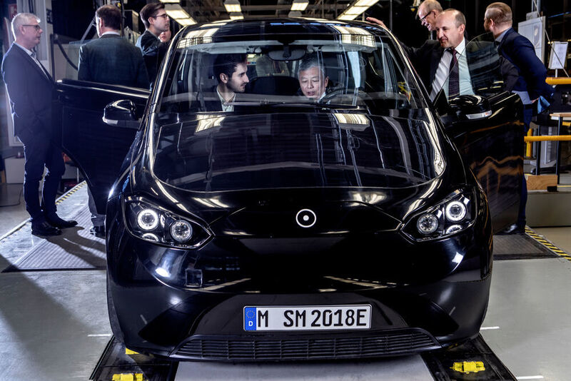 Laurin Hahn (links im Fahrzeug) hat Sono Motors mitgegründet. Nun werden die Pläne für die Produktion des Solarstromers konkreter. (Sono Motors)