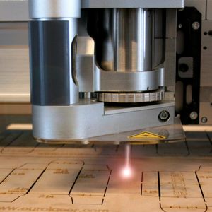 Bild 1: Der Laser findet seine Anwendungsgebiete in immer mehr Branchen. Auch in der Kunststoff verarbeitenden Industrie bietet er viele Möglichkeiten im Bereich Schneiden, Schweißen oder Gravieren.