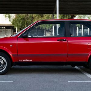 Porsche stimmte einer Vermarktung der Motoren unter dem Namen System Porsche zu, was wesentlich zum Erfolg des ersten Ibiza beitrug. Der Motor war in drei Hubraumvarianten (1,2 l, 1,5 l und 1,7 l angeboten), zum Teil mit einer Bosch-L-Jetronic ausgerüstet. Ab 1985 gab es den  Ibiza mit einem 1,7-Liter-Dieselmotor und 1986 wurde eine fünftürige Variante vorgestellt.(Bild:  Seat)