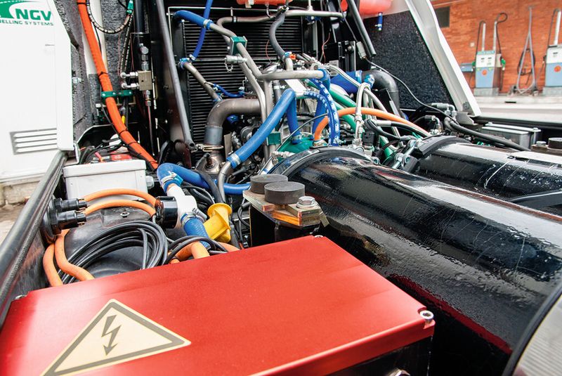 Kampf dem hohen Verbrauch: Statt eines Dieselmotors mit Hydraulikpumpe fungiert nun ein kleiner Gasmotor mit Stromgenerator als Antriebsquelle. Zusätzlich regelt ein modernes Energiemanagementsystem das Zusammenspiel der Komponenten. (Bild: Empa)