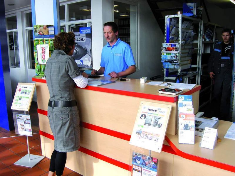 Serviceleiter Chris Vordieck berät die Kunden der freien Bosch-Werkstatt. (Archiv: Vogel Business Media)