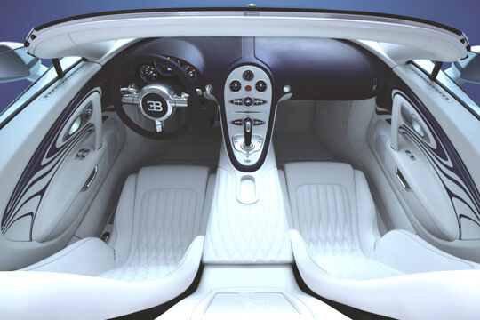 Weißes Gold fürs Innenleben: Auch im exklusiven Cockpit finden sich diverse Porzellan-Applikationen. (Bugatti)