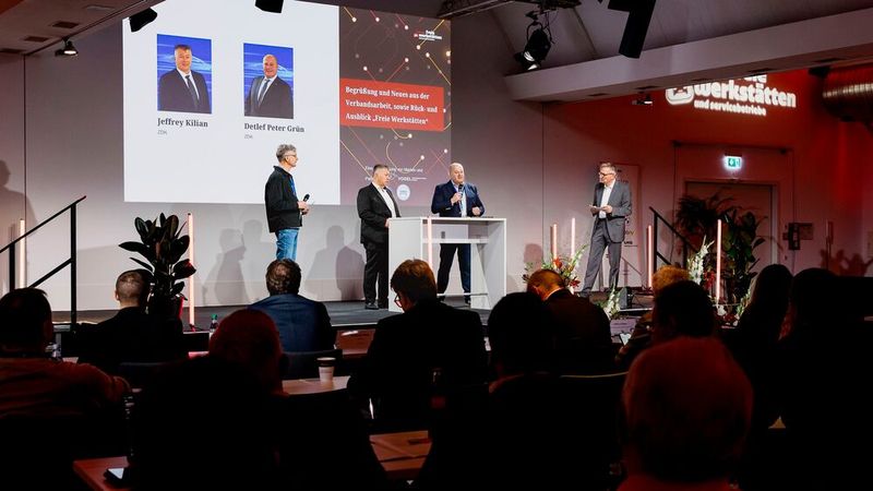 Im ersten Programmpunkt des Tages interviewte er zusammen mit Ressortleiter Jan Rosenow (links) die ZDK-Vertreter Jeffrey Kilian (2.v.l.) und Detlef Peter Grün (2.v.r.). (Bild: Stefan Bausewein)