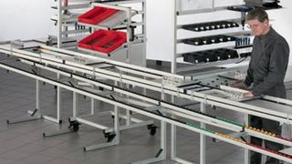 Mit der modularen Rollenschiene 8 40x40 von Item Industrietechnik lassen sich flexibel und sicher Arbeitsplätze miteinander verbinden. Bild: Item (Archiv: Vogel Business Media)