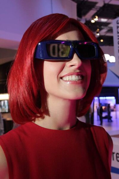 Miss IFA war hin und hergerissen: ganz modern mit 3D-Brille ... (Archiv: Vogel Business Media)
