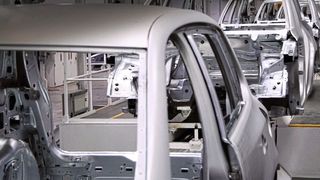 Karosserieteile bewegen sich auf Hängeförderern ständig durch den Montageprozess von einer Arbeitsstation zur nächsten. (Tsubaki)