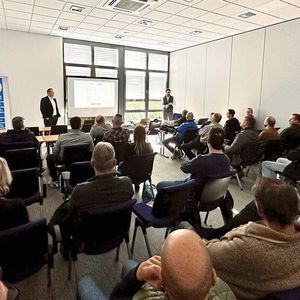 Fachvorträge, Infostände und Vorführungen in der Werkhalle prägten den ersten Praxistag der Bayern.(Bild:  Kfz-Gewerbe Bayern)