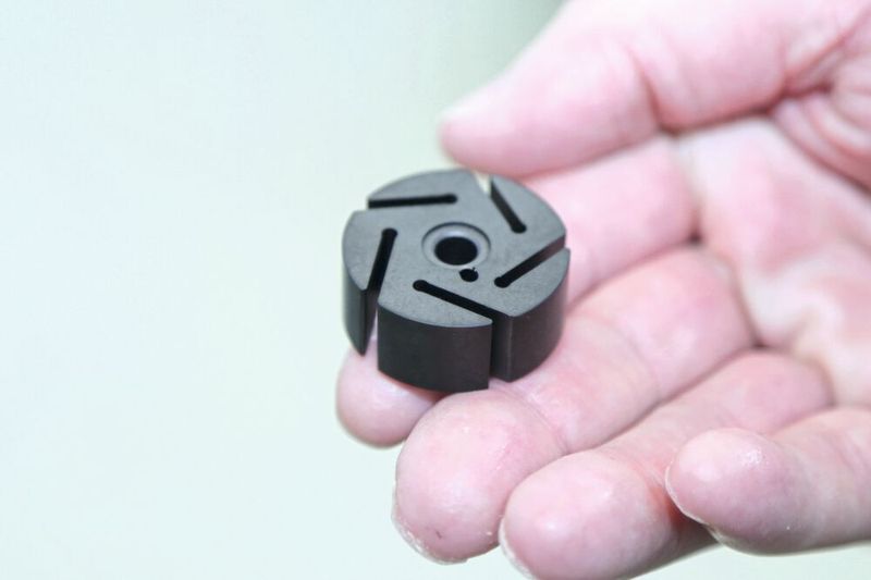 Anwendungsbeispiel der LG 200 zum Aussen- und Planschleifen mit einem Bauteil aus Karbon. (Anne Richter, SMM)