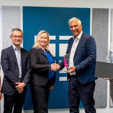 Auszeichnung „Distributor of the Year 2025“ (v.l.n.r.): Chen Wang, Corporate Product Manager Digital, Rutronik; Shinichiro Suzuki, Senior Sales Manager, Rutronik; Lichthild Utta, Sales Director Europe, Ramxeed; Reza Armin Maghdounieh, Vice President Product Marketing Semiconductor, Rutronik; Daniel Barth, Senior Manager Product Marketing Wireless & Digital, Rutronik
 

 (Bild: Rutronik)