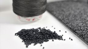 Vom Teppich zum Teppich: Die flexible Prozessführung auf Neumag BCF‑Anlagen ermöglicht die gezielte Verarbeitung recycelter Polymere. (Bild: Barmag)