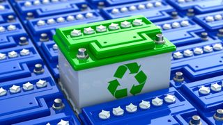 Die typische Methode des Recyclings gebrauchter Batterien umfasst eine chemische Behandlung, bei der ein schwarzes Pulver verarbeitet wird. Das entstehende Abwasser muss aufwendig entsorgt werden. (Bild: Maksym Yemelyanov - stock.adobe.com)