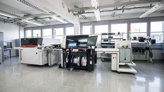 Ein weiterer Bestückungsautomat sowie ein vollautomatischen Drucker verstärken die Inline-Fertigung. (Bild: High Q Electronic Service)