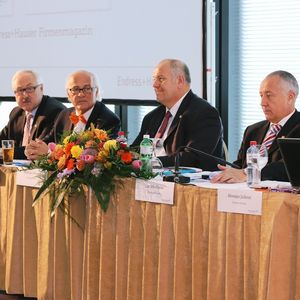 Die Weichen für die Zukunft sind bei Endress+Hauser gestellt, wie auf der diesjährigen Bilanzpressekonferenz des Unternehmens in Basel zu erfahren war. Das Führungsteam stellte sich der Presse: Michael Ziesemer, COO, Klaus Endress, Vorsitzender des Verwaltungsrates, Matthias Altendorf, CEO und Dr. Luc Schultheiss, CFO.
