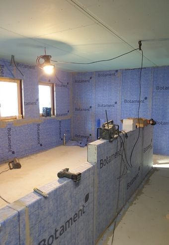 (Unter den Fliesenbelägen in der Küche kam die „AE Abdichtungs- und Entkopplungsbahn“ von Botament zum Einsatz.Foto: Botament)