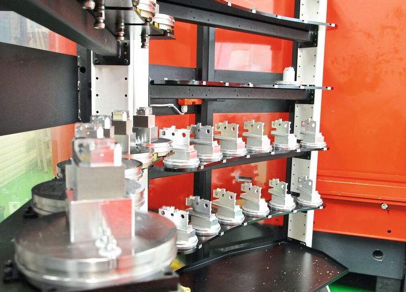 Zwischen den beiden Kern-Fräszentren sind das Werkstückmagazin und der 3R-Wechselroboter platziert.  (Kern Microtechnik)