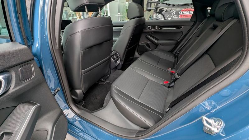 Die Beinfreiheit hinten ist ordentlich. Gleichwohl bieten die hinteren Sitze kaum Seitenhalt. (Bild: Mauritz – VCG)