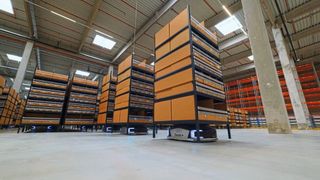 Das Körber UCS steuert die Autonomous Mobile Robots (AMR), die Regale zu einer Pick-by-Light-Station bringen. (Bild: Boxy)
