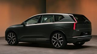 Der Volvo EX60 rollt ab dem Sommer zu den deutschen Volvo-Partnern. Bestellbar ist er ab sofort, allerdings nicht in allen Ausstattungsvarianten.   (Bild: Volvo)