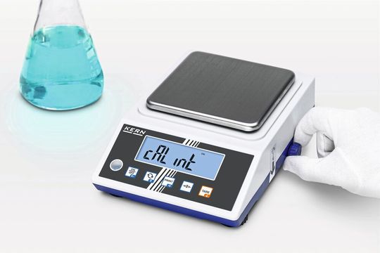 Die Präzisionswaage KERN PCJ ist netzunabhängig im Akkubetrieb justierbar über einen Drehknopf. Sie lässt sich zudem flexibel über unterschiedliche Schnittstellen mit einem PC oder Netzwerk verbinden.(Bild:  Kern & Sohn)