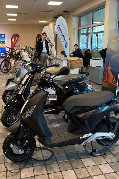 Falls gewünscht, können die Kunden die Bikes und Roller auch direkt vor Ort kaufen. (Bild: Kuhn+Witte)