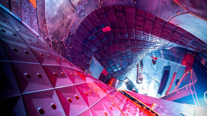 Ein Blick in das Vakuumgefäß des „Wendelstein 7-X“ in Greifswald.(Bild:  MPI für Plasmaphysik, Jan Hosan,)