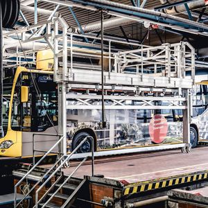 Die „das Stadtwerk Regensburg.Fahrzeuge und Technik GmbH“ setzt bei Steighilfen aller Art auf die Lösungen des Qualitätsherstellers aus Bayern und hält ihre Busflotte mit einer maßgefertigten Dacharbeitsbühne in Stand. (Bild:  Munk Günzburger Steigtechnik)