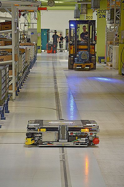 Auf den langen Strecken können die Module berührungslos Energie aufnehmen. (Bild: Jablonski)