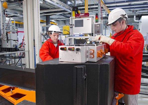 Die Anschlusseinheit einer R8 e-tron Batterie wird montiert (Bild: Audi AG)