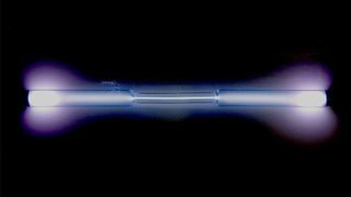 xenon-discharge-tube (By Alchemist-hp (talk) (www.pse-mendelejew.de) - Own work, FAL, https://commons.wikimedia.org/w/index.php?curid=9598160)