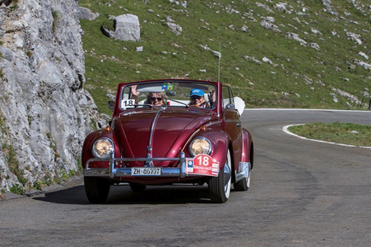 Wo eignet sich ein Cabrio besser, als in den Bergen bei gutem Wetter? (fotoart.rooster.ch - urs klaus hänni - foto & design)