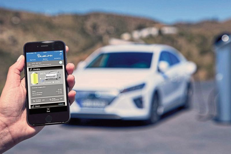 Damit können Besitzer des Autos beispielsweise den Ladestatus ihrer Batterie per Smartphone-App abfragen, um zu wissen, ob sie das Fahrzeug aufladen müssen. (Hyundai)