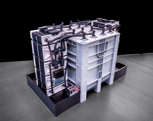Die auf organischen Materialien basierenden Batteriesysteme von Cmblu Energy speichern Strom aus erneuerbaren Energiequellen wie Sonne und Wind. Seltene Erden, Lithium oder schnell entzündliche Substanzen brauchen sie nicht. ABB Robotics hilft jetzt bei der Fertigung.(Bild:  CMBlu Energy)