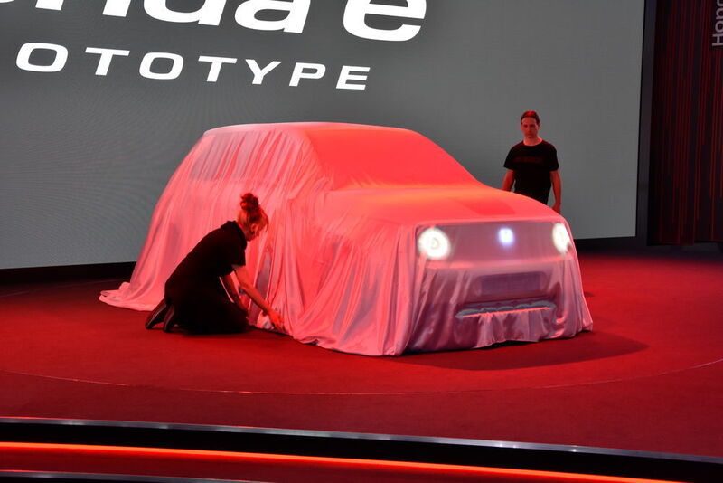 Der Honda E-Prototype linst vor seiner Premiere schon durch die Abdeckung. (Simon / »kfz-betrieb«)