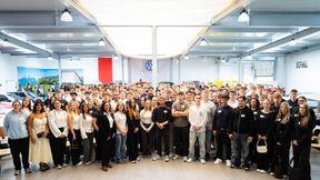 205 neue Auszubildende starten bei der Feser-Graf Gruppe ins Berufsleben: Für sie begann im August und September 2026 der Eintritt ins Berufsleben, 83 im kaufmännischen und 122 im gewerblich-technischen Bereich. Für die Betriebe in Bayern fand am 1. September 2026 ein zentraler Ausbildungsstart statt. 177 neue Auszubildende kamen dafür wieder traditionell im Oldtimer Museum „Feser Tradition“ in Schwabach zusammen. Nach der Begrüßung durch Christian Puckschaml und Till Heinrich (Geschäftsleitung, Feser, Graf & Co. Automobil Holding GmbH) folgte eine von Anna Augustin (Teamleiterin Social Media Feser-Graf Dienstleistungsgesellschaft mbH) moderierte Gesprächsrunde mit Auszubildenden aus dem 
zweiten und dritten Lehrjahr, die von ihren bisherigen Erfahrungen und ihrem Berufsalltag berichteten.  (Bild: Feser-Gruppe)