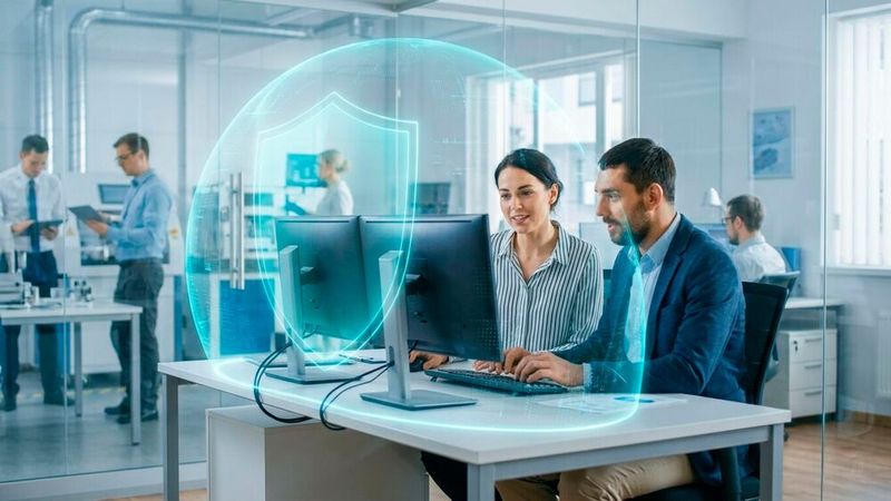 In KMU stehen Informationssicherheit und begrenzte Ressourcen oft im Konflikt. Ein pragmatisches ISMS mit wenigen Prozessen und klaren Prioritäten schafft Schutz ohne Bürokratie.(Bild:  Gemini / KI-generiert)