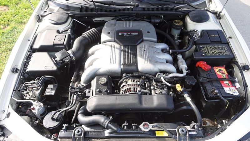 Der SVX besaß einen 3,3 Liter großen Sechszylinder-Boxermotor mit zwei oben liegenden Nockenwellen und Vierventiltechnik. Er leistete 171 kW (230 PS) bei 5.600 min-1 und 309 Nm. Die Höchstgeschwindigkeit lag bei knapp 250 km/h. Ab 1994 baute man einen Geschwindigkeitsbegrenzer ein, der die Höchstgeschwindigkeit auf 230 km/h reduzierte.  (Bild: Dominsky – VCG)