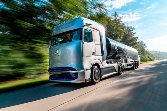 Mit dem Actros von Daimler Truck steht ein umweltschonender Lkw zur Verfügung. Auch andere Hersteller bieten emissionsarme oder -freie Nutzfahrzeuge an. Doch die Einführung zieht sich hin, heißt es. Deshalb können milliardenschwere Strafen durch die EU drohen ...(Bild:  Daimler Truck)