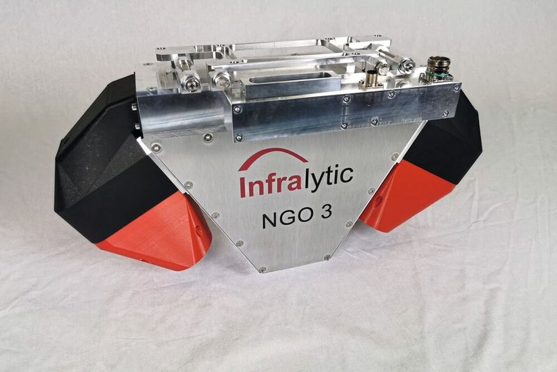 Der IR-Inline-Sensor NGO3 verzichtet komplett auf gefährliche Isotope wie Promethium und lässt sich einfach in Produktionslinien integrieren.(Bild:  Infralytic)