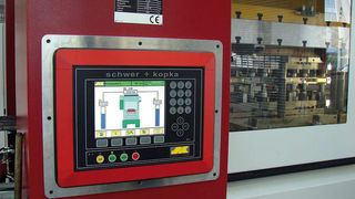 Von Schwer + Kopka werden auf der Euroblech 2008 neue Sensortechniken und Auswerteverfahren für die Erkennung von Prozessfehlern beim Stanzen und Umformen gezeigt. (Archiv: Vogel Business Media)