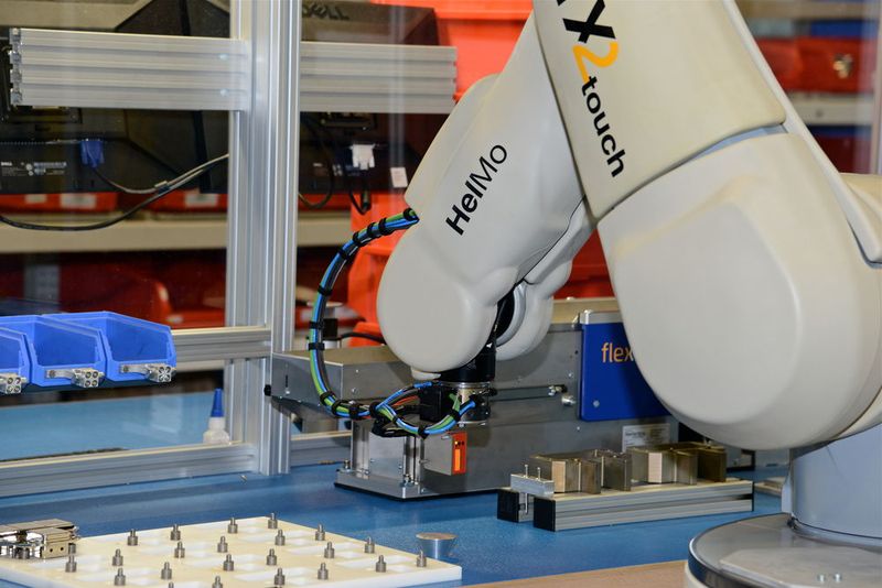 Helmo erkennt selbst, wann seine Energiereserven zu Ende gehen und lädt sich eigenständig wieder auf.  (Bild: Stäubli)